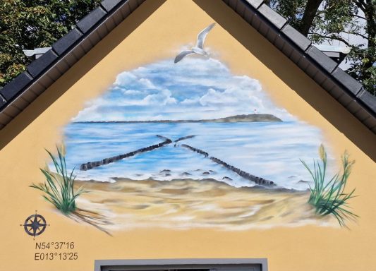 Wandmalerei mit Strand, Meer, Wolken und einer fliegenden Möwe.